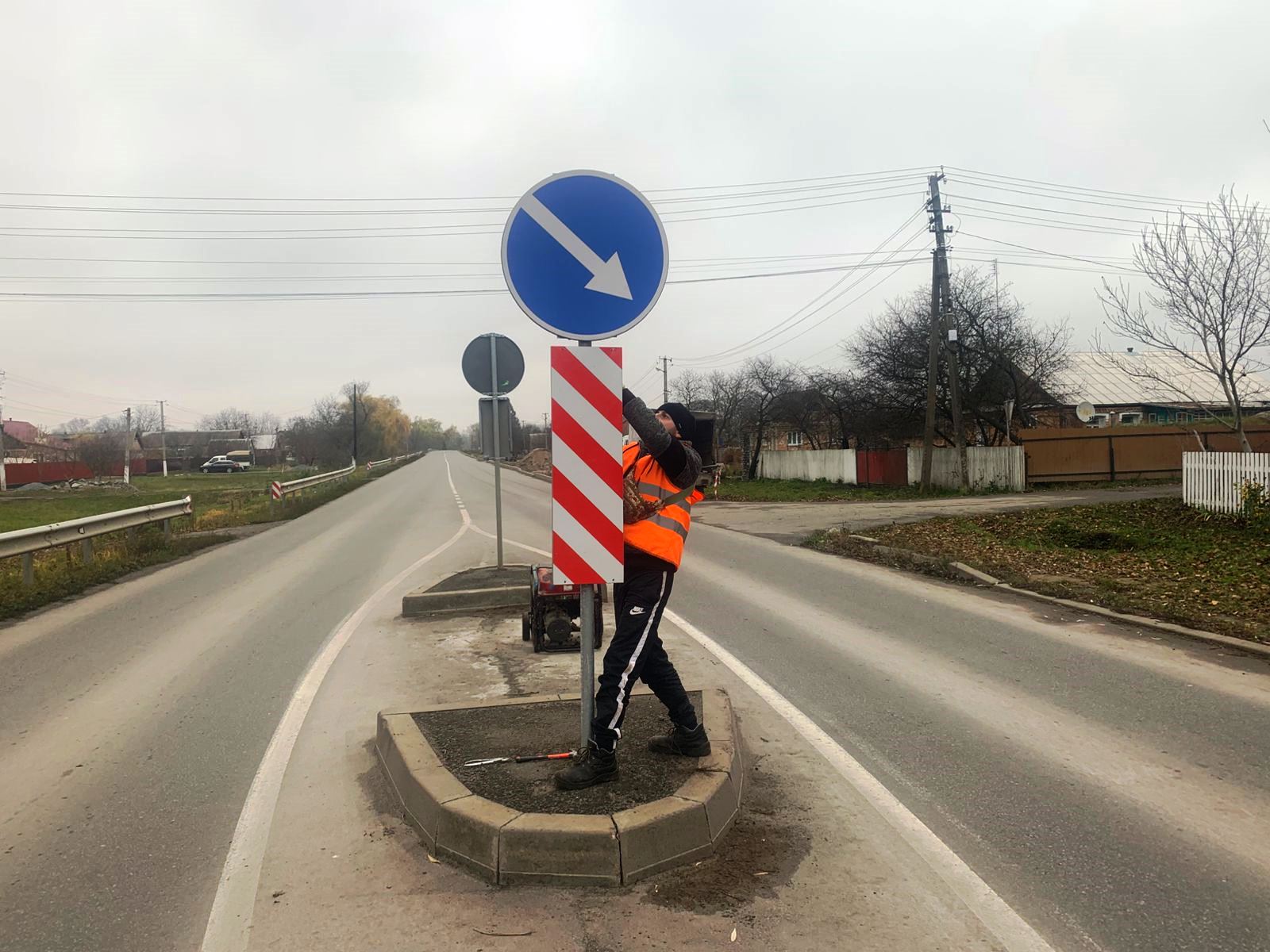 Відновлення острівка безпеки перед селом Красносілка