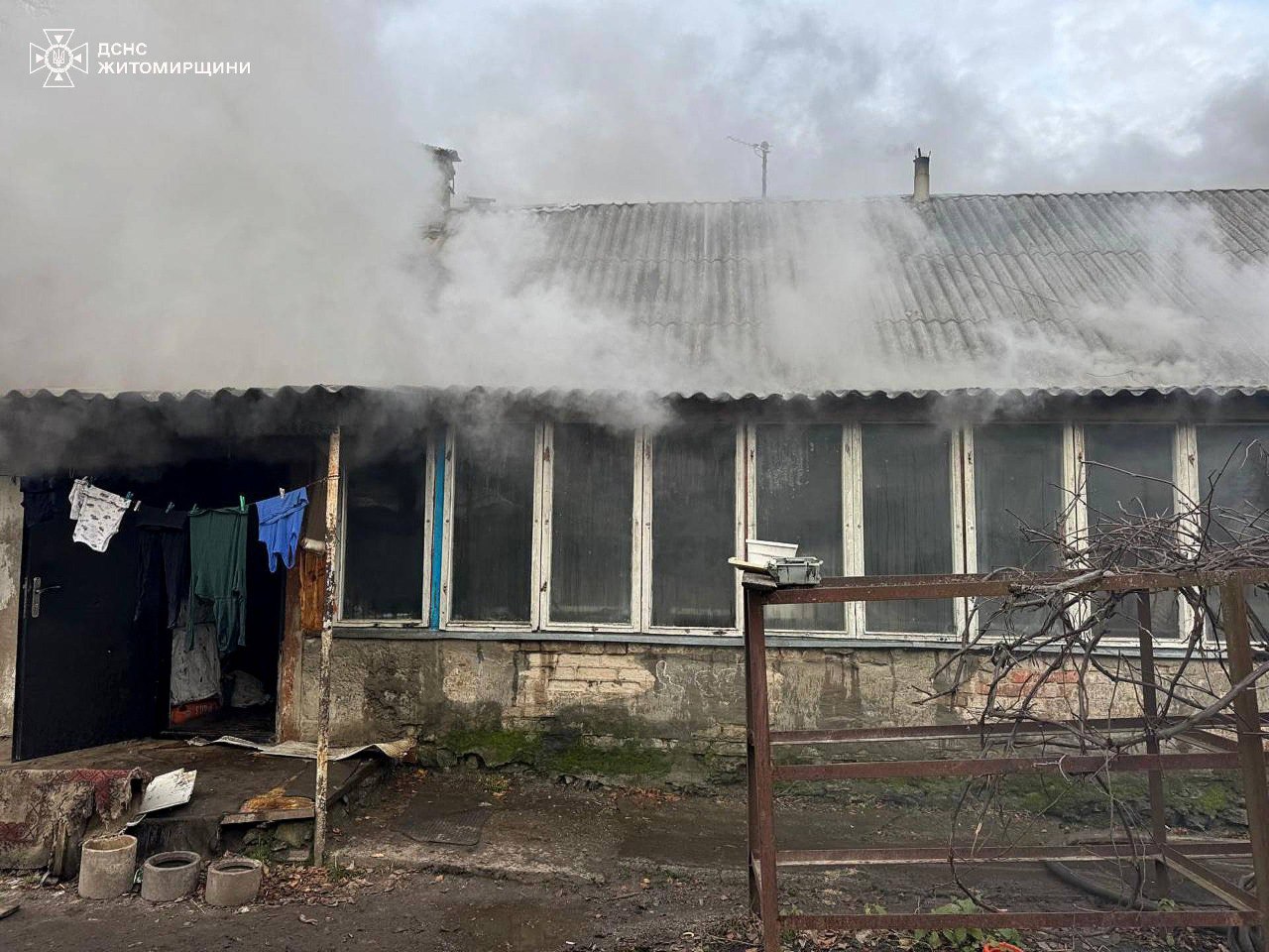 У Романові горів приватний будинок: пожежу могли спричинити дитячі пустощі