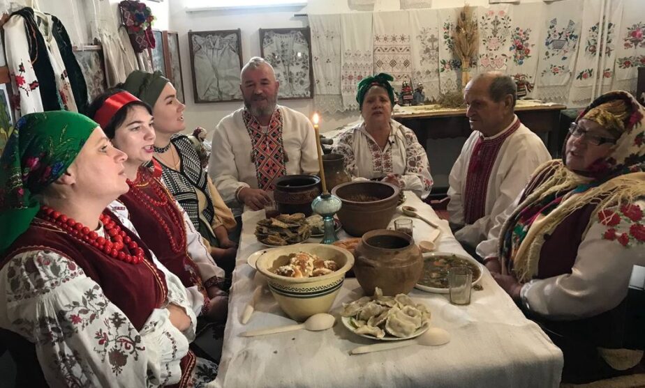 Традиційні пісні страви перед Різдвом: у Короченках на Чуднівщині показали традиції Святвечора