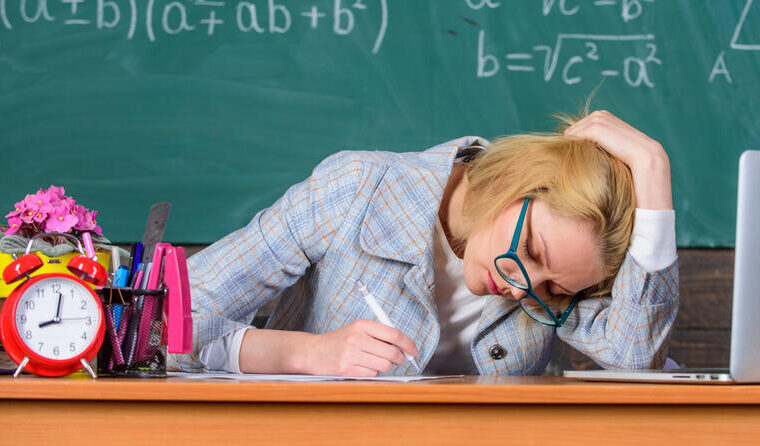 Зниження надбавок і затримка зарплат вчителям: у МОН відповіли на поширені питання