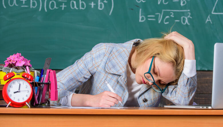 Зниження надбавок і затримка зарплат вчителям: у МОН відповіли на поширені питання