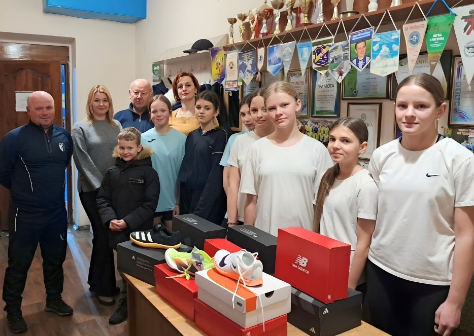 Нове тренувальне взуття та спортінвентар отримали в Чуднівській ДЮСШ