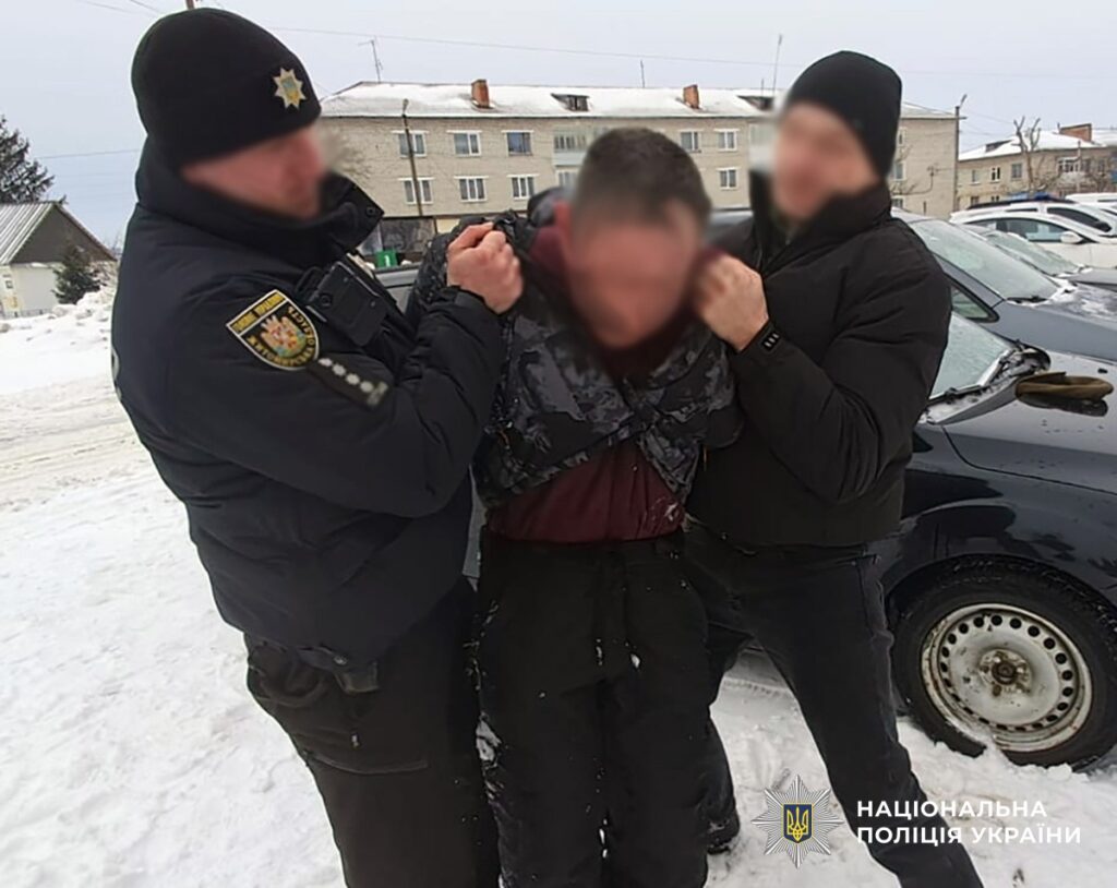 У Чуднові п'яний чоловік посеред вулиці погрожував вбивством і напав на ліцейського