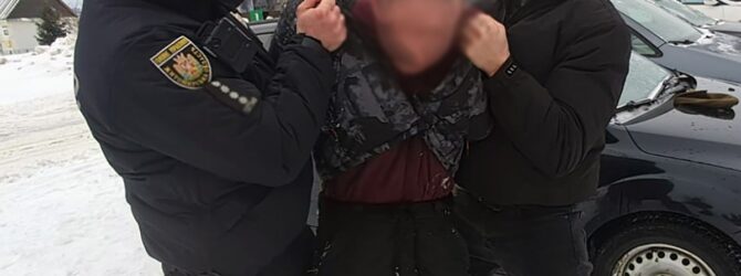 У Чуднові п'яний чоловік посеред вулиці погрожував вбивством і напав на ліцейського