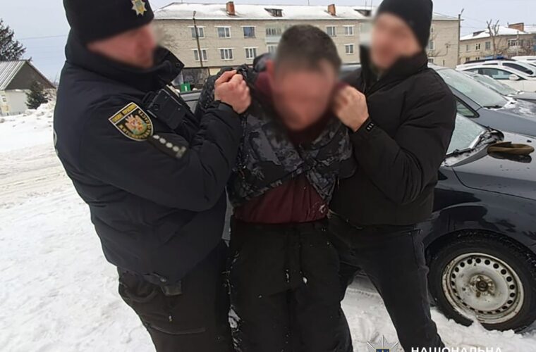 У Чуднові п'яний чоловік посеред вулиці погрожував вбивством і напав на ліцейського