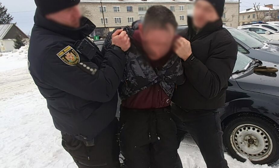 У Чуднові п'яний чоловік посеред вулиці погрожував вбивством і напав на ліцейського