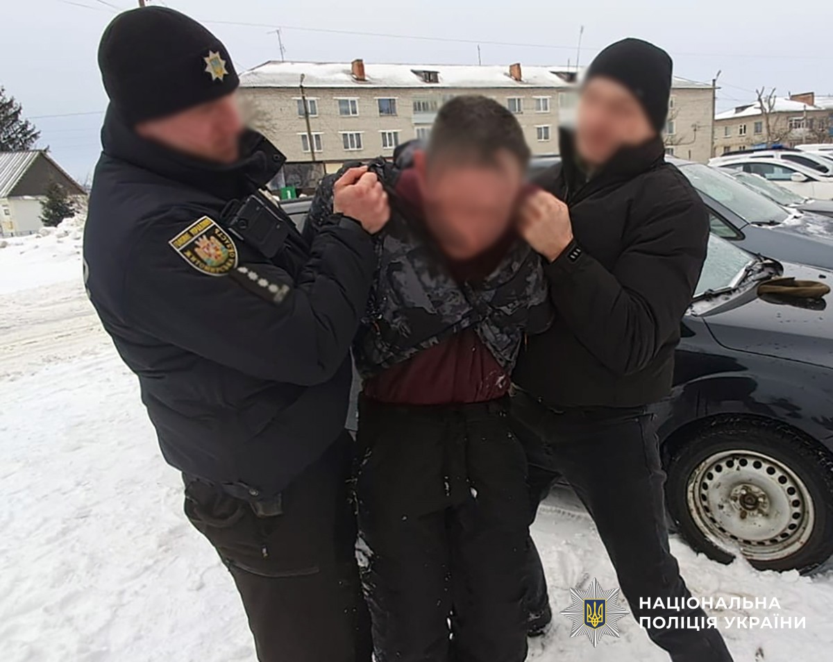 У Чуднові п'яний чоловік посеред вулиці погрожував вбивством і напав на ліцейського